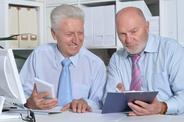 Senior uomini d'affari che lavorano insieme — Foto Stock