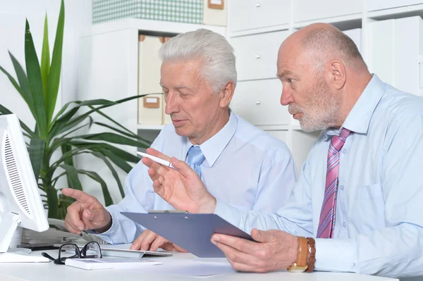 Personas mayores de negocios trabajando juntas — Foto de Stock