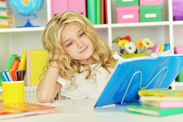 Estudante menina com livro — Fotografia de Stock