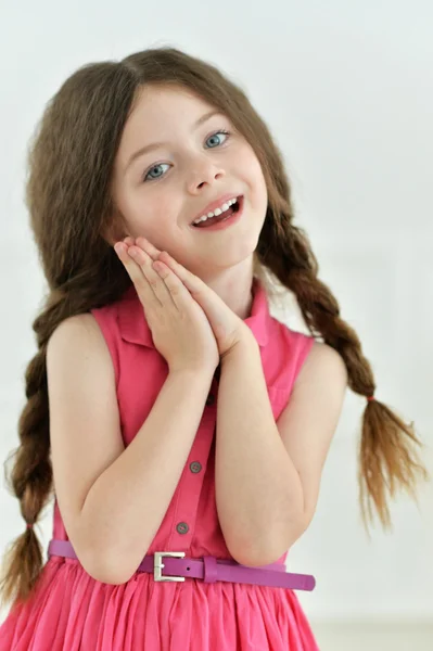 Ładny mały dziewczyna pozuje — Zdjęcie stockowe
