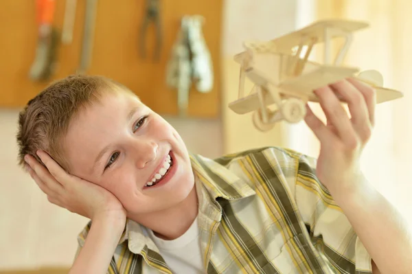 Junge mit Holzflugzeug — Stockfoto