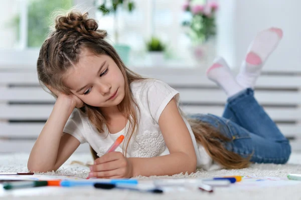 Ragazzina che disegna in classe — Foto Stock