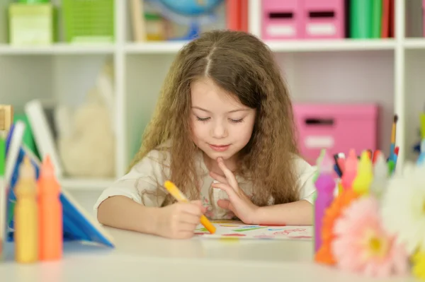 Маленька дівчинка малює в класі — стокове фото