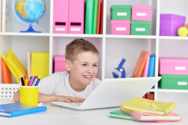 Jonge jongen en laptop computer — Stockfoto