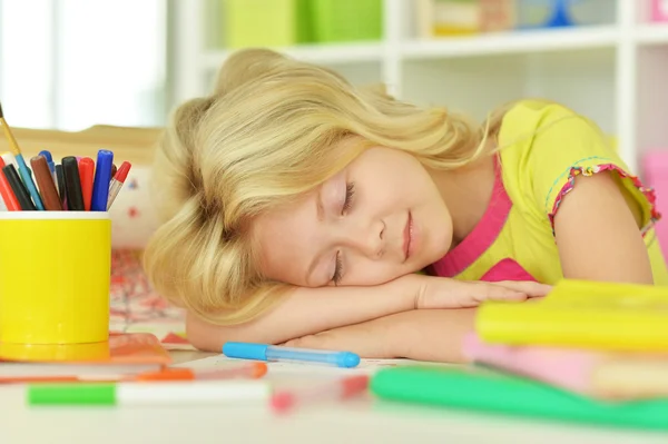 Studente ragazza dormire vicino libri — Foto Stock