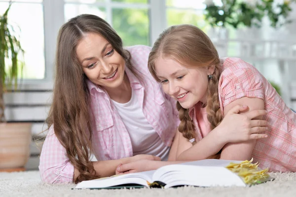 Mutter hilft ihrer Tochter bei den Hausaufgaben — Stockfoto