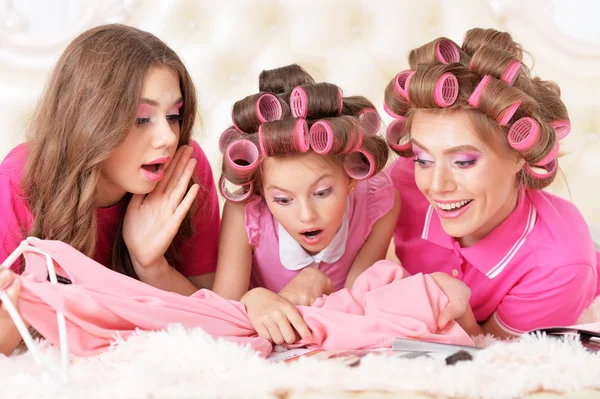 Madre e hijas en rulos para el cabello — Foto de Stock