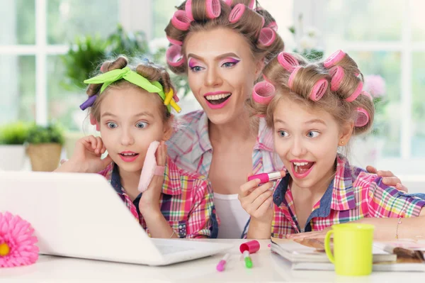 Dziewczyny i matki w lokówki z laptopa — Zdjęcie stockowe