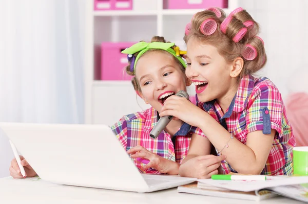 Lindas chicas tweenie con ordenador portátil — Foto de Stock