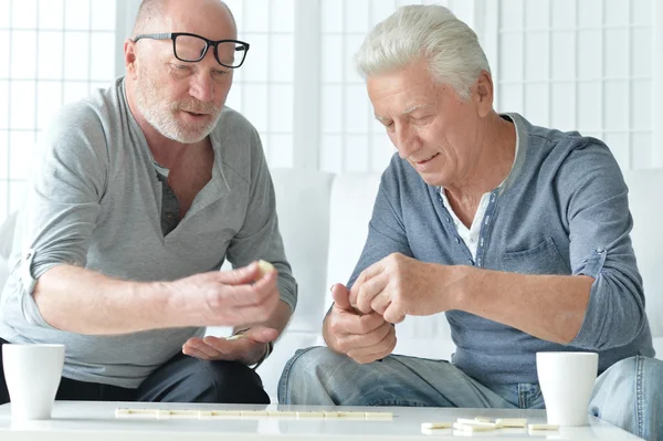 Twee senior mannen spelen van domino — Stockfoto