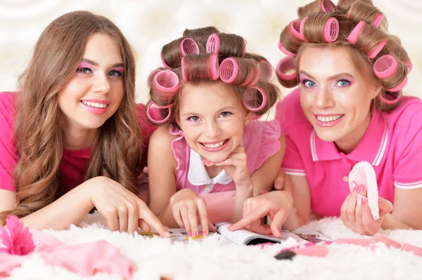 Mãe e filhas em encrespadores de cabelo — Fotografia de Stock