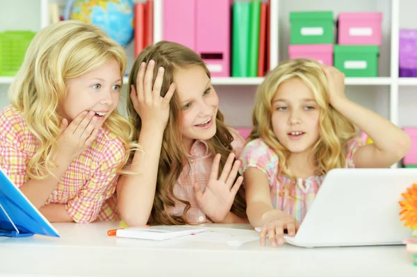 Dizüstü bilgisayar ile güzel küçük kızlar — Stok fotoğraf
