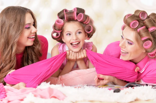 Mãe e filhas em encrespadores de cabelo — Fotografia de Stock