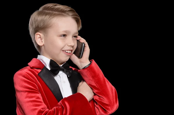 Niño pequeño en esmoquin con teléfono móvil —  Fotos de Stock