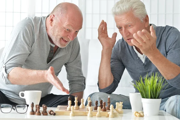 Senior mannen spelen schaak — Stockfoto