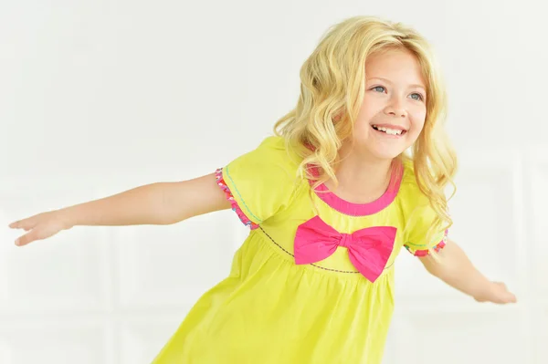 Menina posando em vestido brilhante — Fotografia de Stock