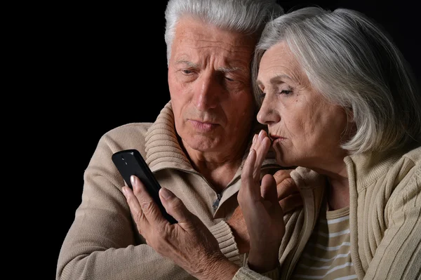 Triest Senior paar met telefoon — Stockfoto