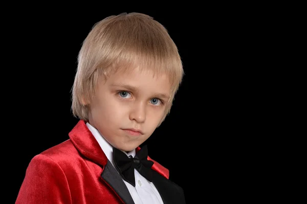 Sérieux petit garçon dans un smoking — Photo