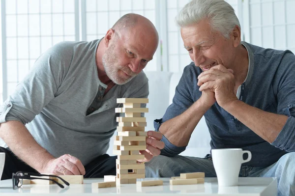 Homens seniores jogando jogo de tabuleiro — Fotografia de Stock