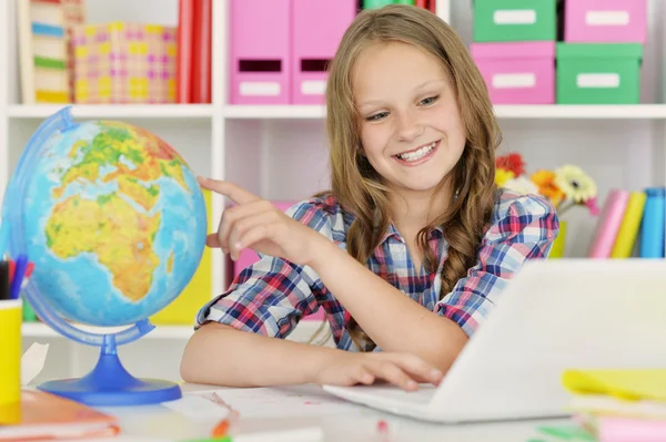 Dziewczyna Student z książki i laptopa — Zdjęcie stockowe