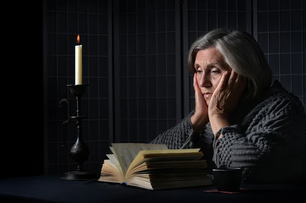 Senior vrouw portret met boek — Stockfoto