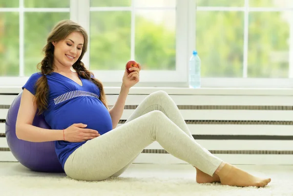 Zwangere vrouw oefeningen met gymnastiek bal — Stockfoto