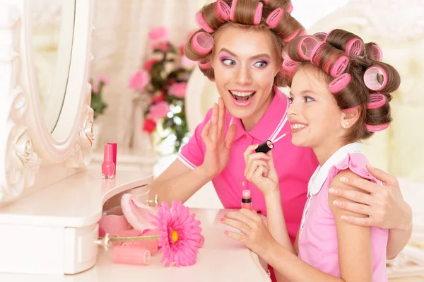 Anne ve kızı saç curlers içinde — Stok fotoğraf