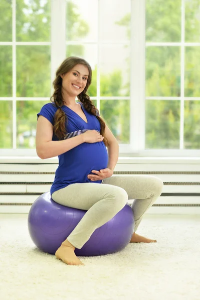 Enceinte femme exercices avec balle gymnastique — Photo