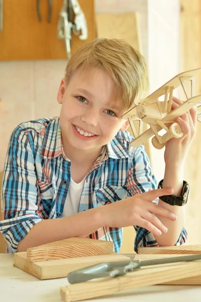 Kleiner Junge arbeitet mit Holz — Stockfoto