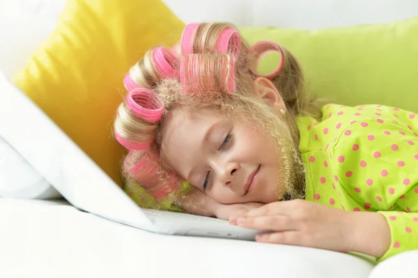 Chica en rulos de pelo durmiendo en su cama —  Fotos de Stock