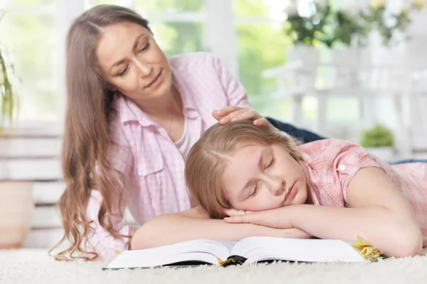 Porträtt av flicka sover på bok — Stockfoto