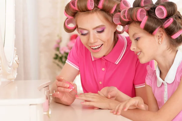 Mãe e filha em encrespadores de cabelo — Fotografia de Stock