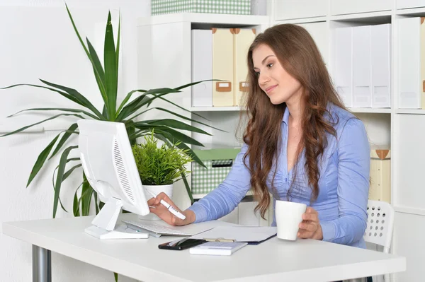 Jonge aantrekkelijke zakenvrouw met laptop — Stockfoto