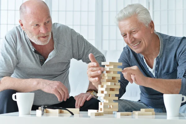 Homens seniores jogando jogo de tabuleiro — Fotografia de Stock