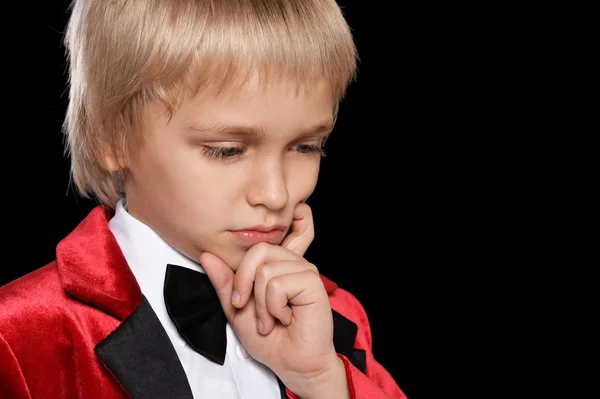 Sérieux petit garçon dans un smoking — Photo