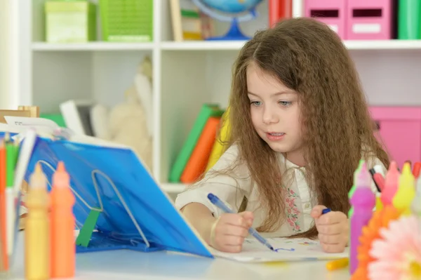 Estudante menina fazendo lição de casa — Fotografia de Stock