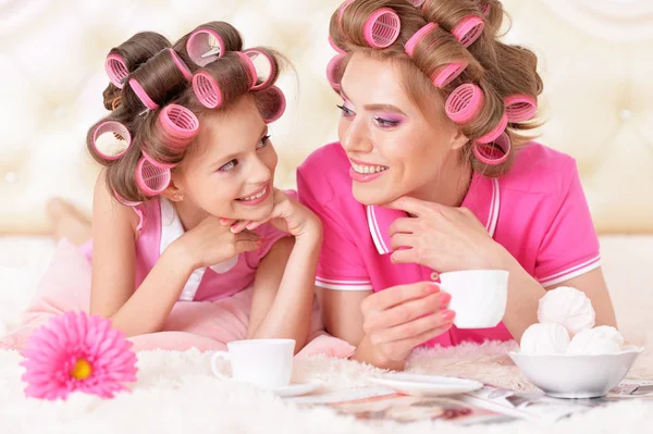 Mãe e filha em encrespadores de cabelo — Fotografia de Stock