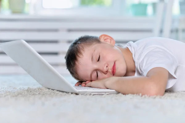 Menino dormindo perto e laptop — Fotografia de Stock