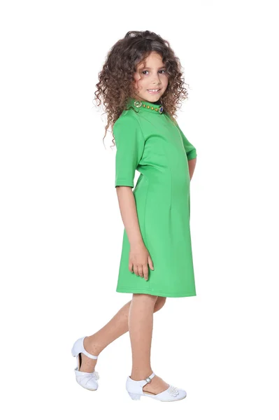 Bambina in posa in abito verde — Foto Stock