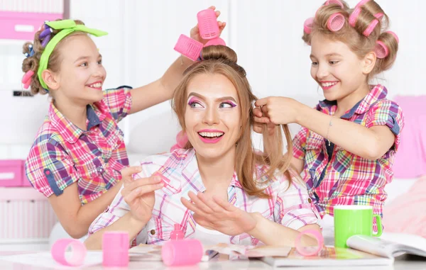 Meninas com mãe em encrespadores de cabelo — Fotografia de Stock