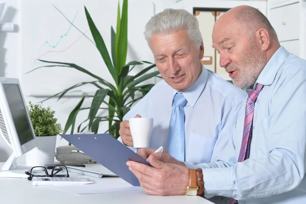Senior mensen uit het bedrijfsleven werken samen — Stockfoto