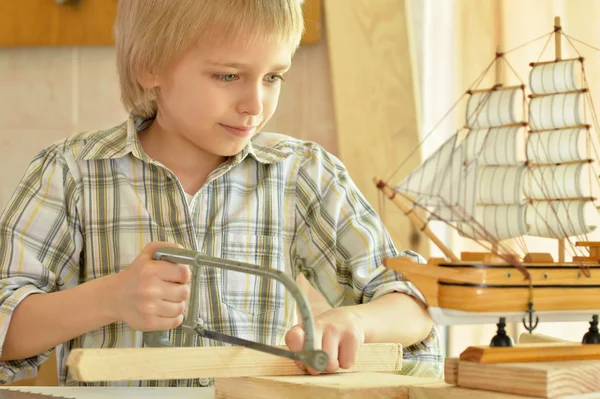 Kleiner Junge arbeitet mit Holz — Stockfoto