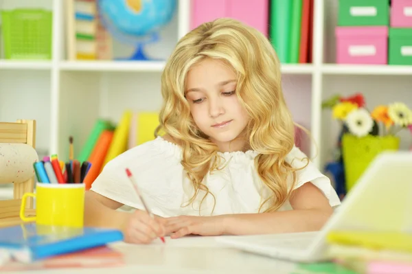 Student meisje met boeken en laptop — Stockfoto