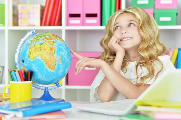 Student meisje met boek en laptop — Stockfoto