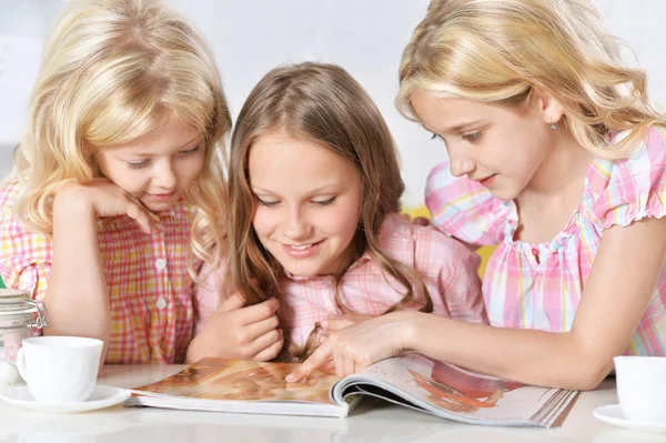 Meninas leitura revista — Fotografia de Stock