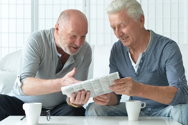 Deux hommes âgés avec journal — Photo