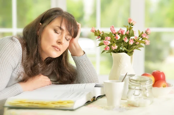 Donna anziana con libro — Foto Stock