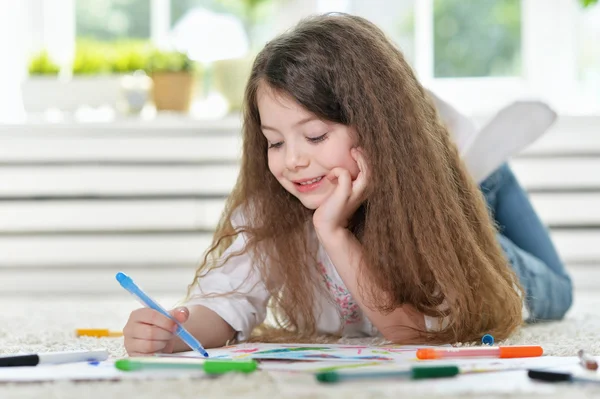 Ragazzina che disegna in classe — Foto Stock