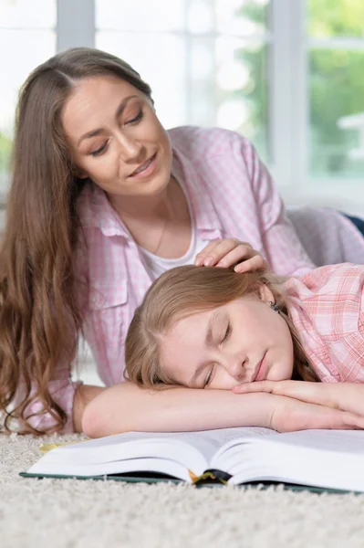 Porträtt av flicka sover på bok — Stockfoto