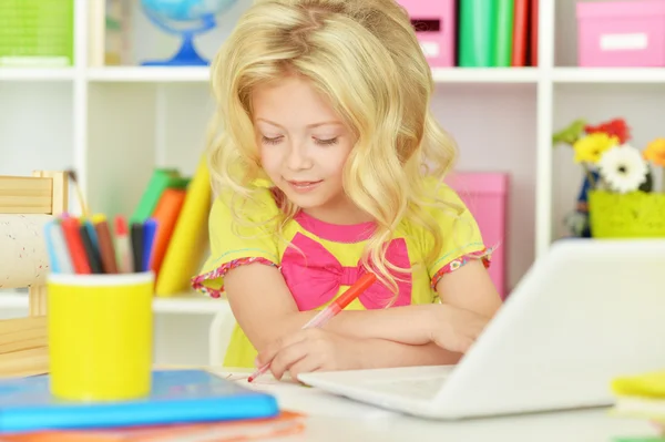 Estudante menina com livros e laptop — Fotografia de Stock
